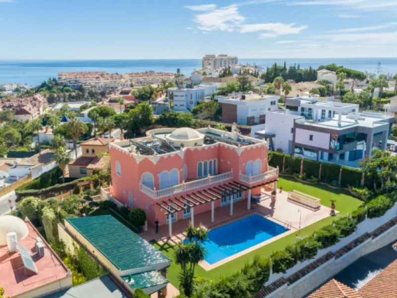 Wonderful luxury villa in Torrequebrada with beautiful views.