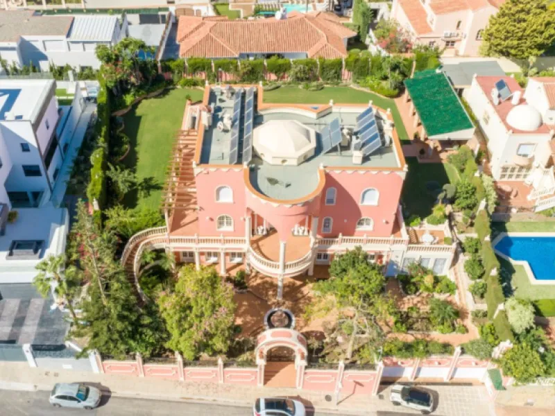 Wonderful luxury villa in Torrequebrada with beautiful views.