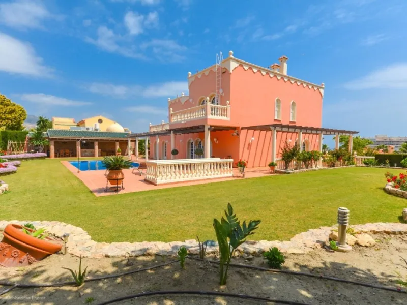 Wonderful luxury villa in Torrequebrada with beautiful views.
