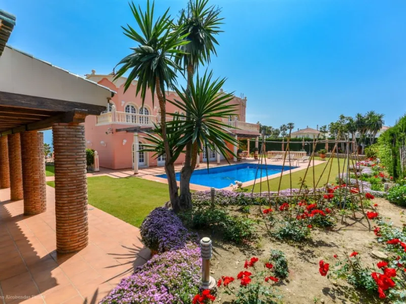 Wonderful luxury villa in Torrequebrada with beautiful views.