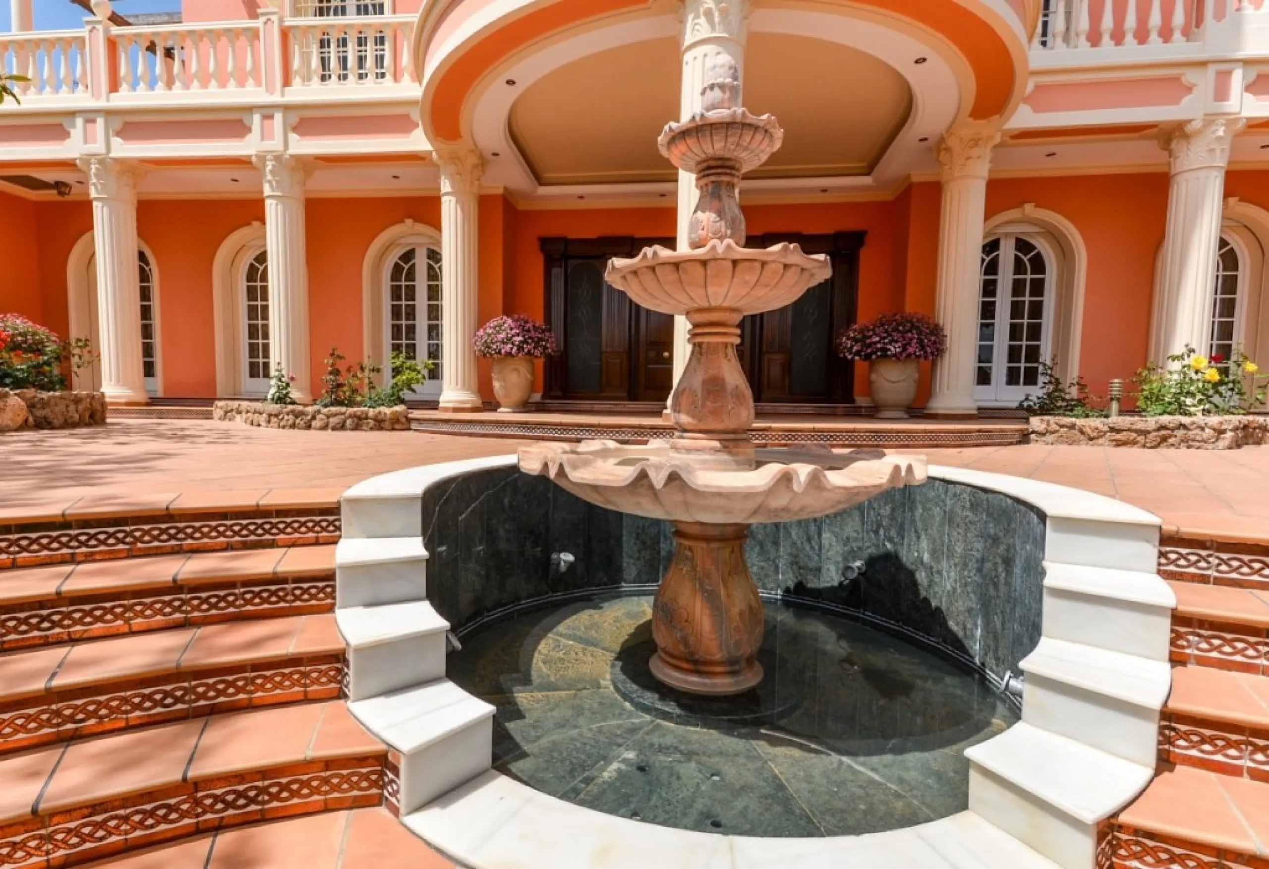 Wonderful luxury villa in Torrequebrada with beautiful views.