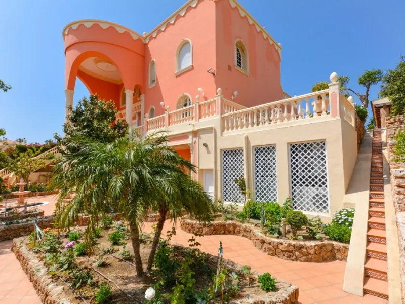 Wonderful luxury villa in Torrequebrada with beautiful views.