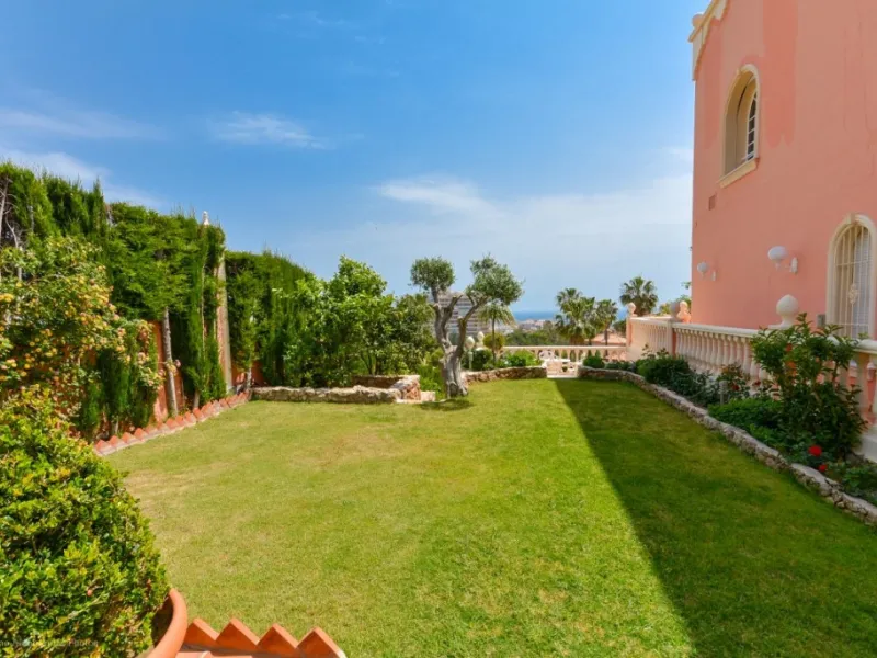 Wonderful luxury villa in Torrequebrada with beautiful views.