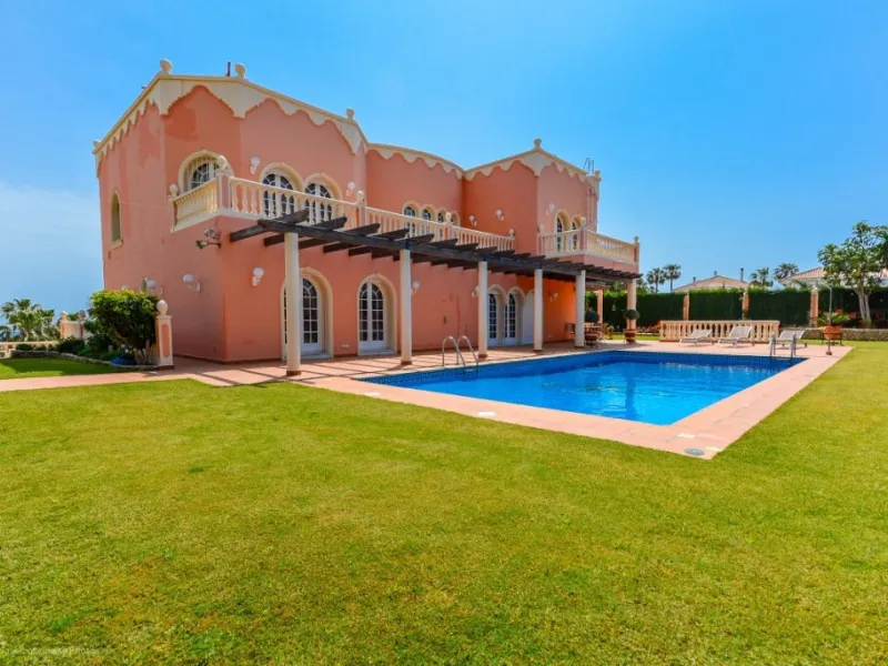 Wonderful luxury villa in Torrequebrada with beautiful views.