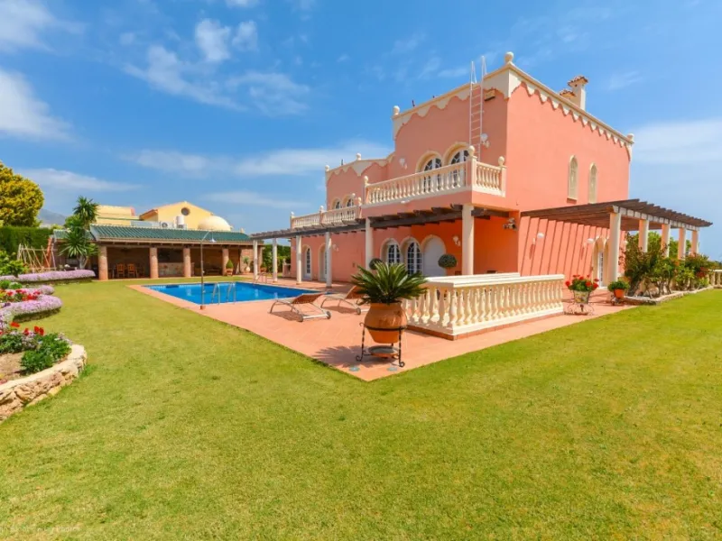 Wonderful luxury villa in Torrequebrada with beautiful views.