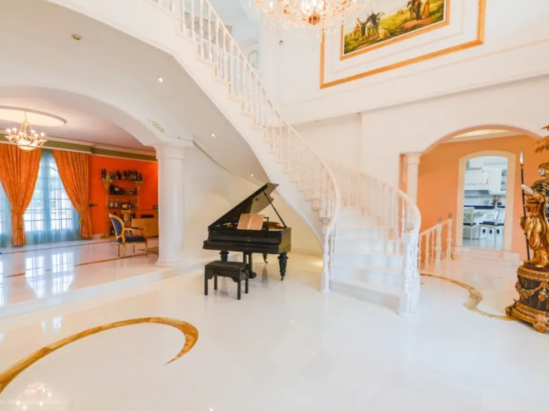 Wonderful luxury villa in Torrequebrada with beautiful views.