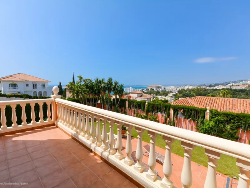 Wonderful luxury villa in Torrequebrada with beautiful views.