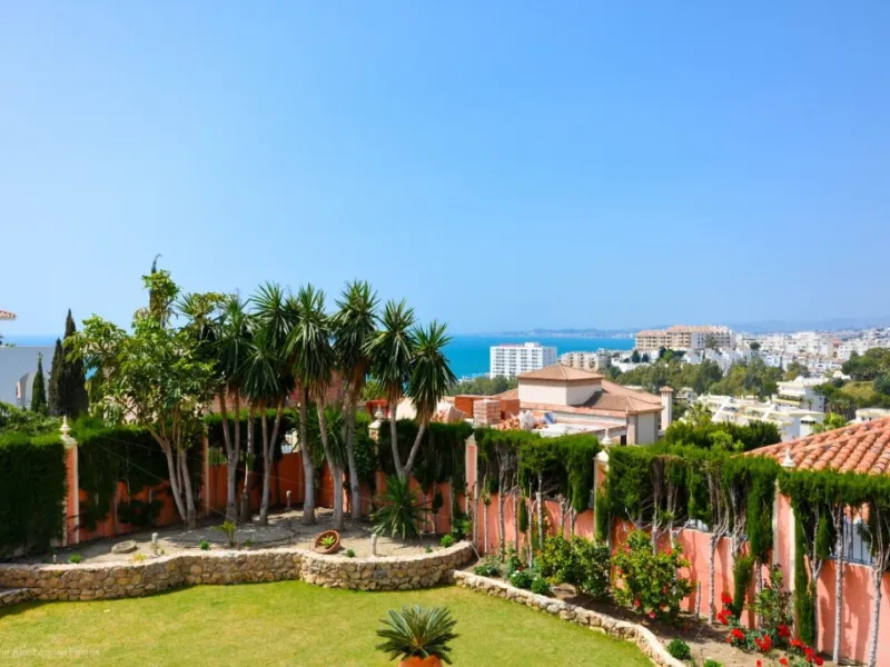 Wonderful luxury villa in Torrequebrada with beautiful views.