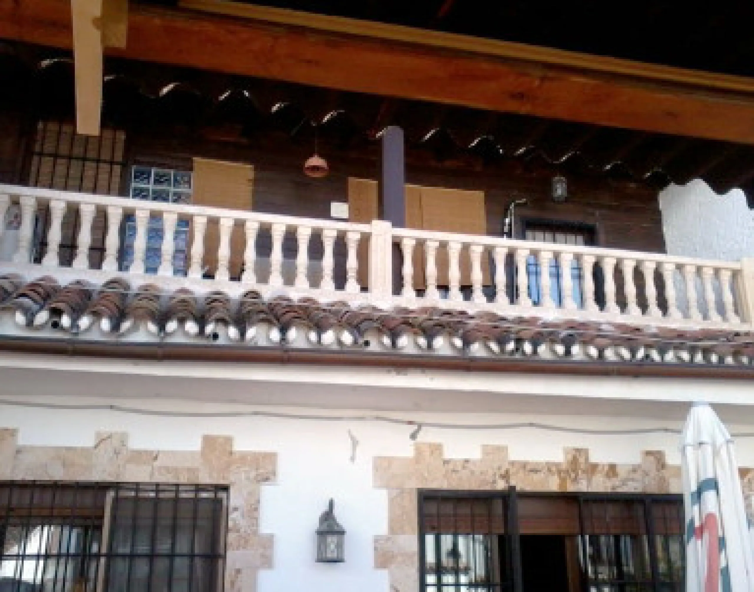 Edificio con proyecto de Apart Hotel. En el corazón del acogedor pueblo de Monda. Tiene 3 apartamentos dobles, y otros 4 individuales. Todos con cocina equipada, baño y televisión. Reformado en 2005. Tiene una bodega con Licencia de Bar Restaurante, con u
