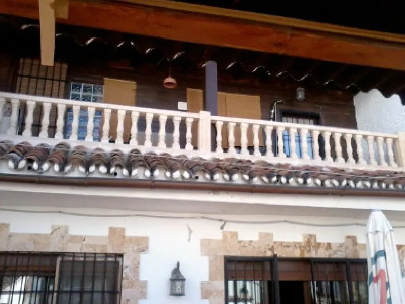 Edificio con proyecto de Apart Hotel. En el corazón del acogedor pueblo de Monda. Tiene 3 apartamentos dobles, y otros 4 individuales. Todos con cocina equipada, baño y televisión. Reformado en 2005. Tiene una bodega con Licencia de Bar Restaurante, con u