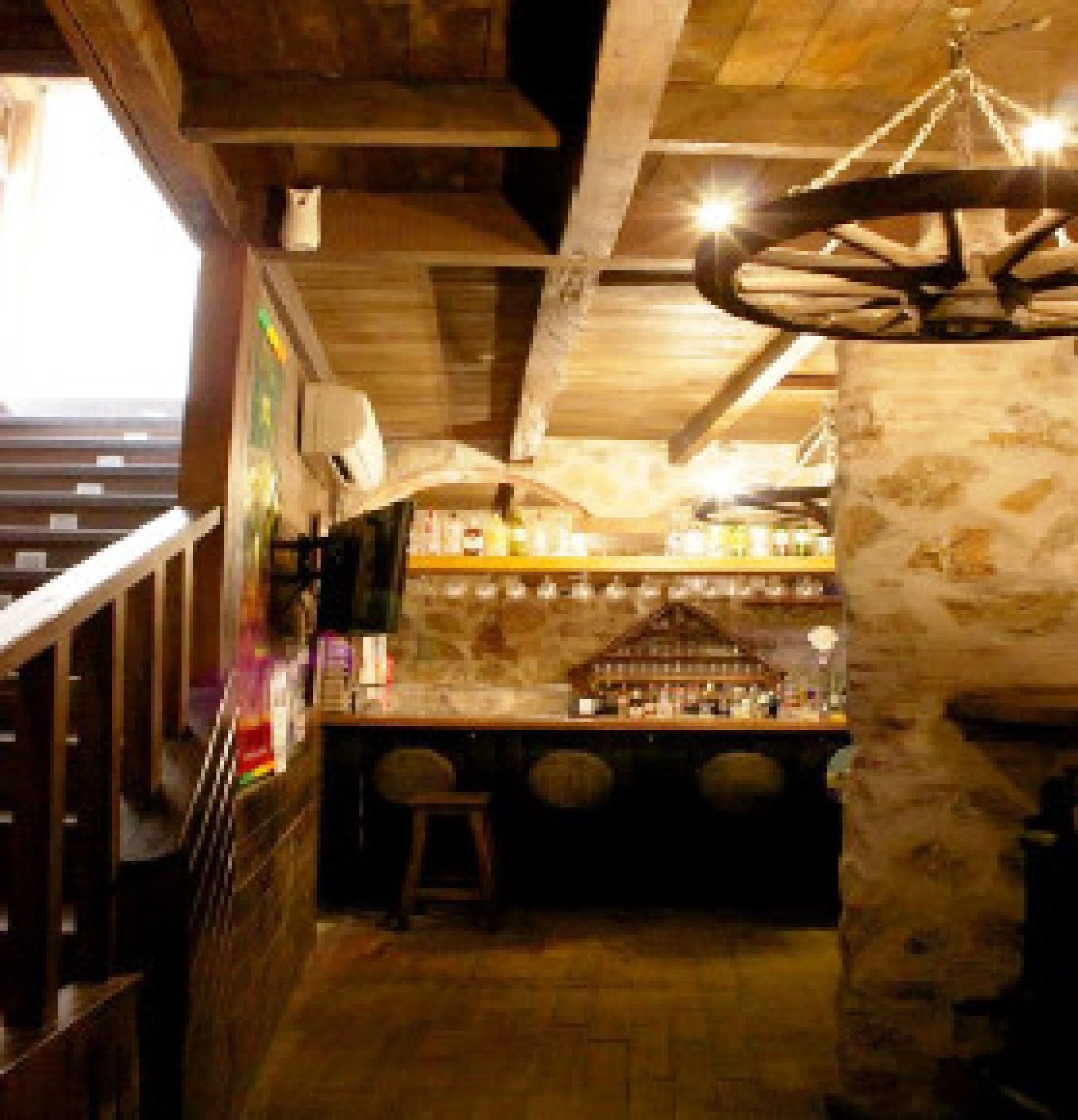 Edificio con proyecto de Apart Hotel. En el corazón del acogedor pueblo de Monda. Tiene 3 apartamentos dobles, y otros 4 individuales. Todos con cocina equipada, baño y televisión. Reformado en 2005. Tiene una bodega con Licencia de Bar Restaurante, con u