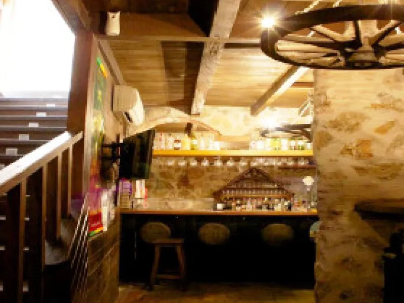 Edificio con proyecto de Apart Hotel. En el corazón del acogedor pueblo de Monda. Tiene 3 apartamentos dobles, y otros 4 individuales. Todos con cocina equipada, baño y televisión. Reformado en 2005. Tiene una bodega con Licencia de Bar Restaurante, con u