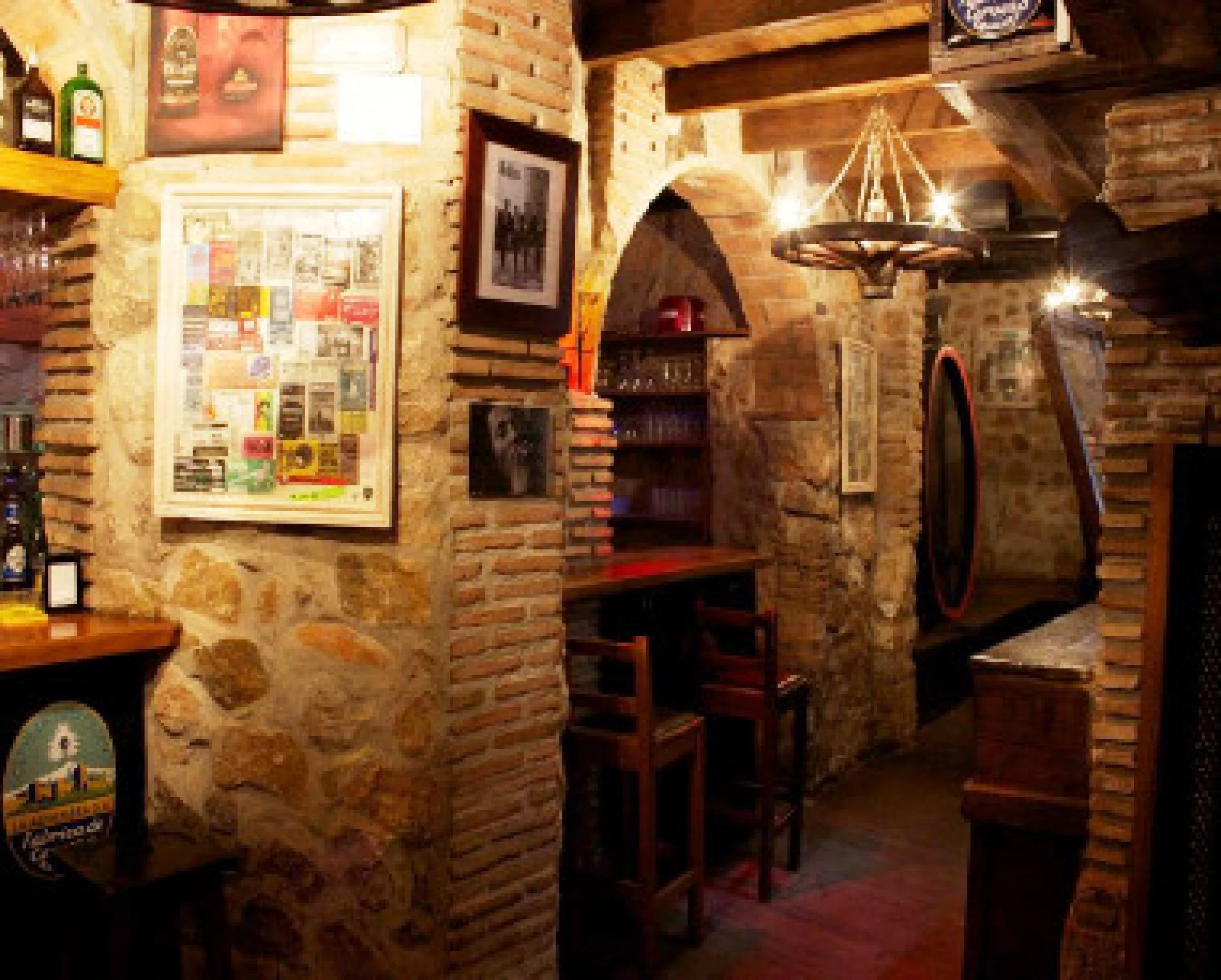 Edificio con proyecto de Apart Hotel. En el corazón del acogedor pueblo de Monda. Tiene 3 apartamentos dobles, y otros 4 individuales. Todos con cocina equipada, baño y televisión. Reformado en 2005. Tiene una bodega con Licencia de Bar Restaurante, con u