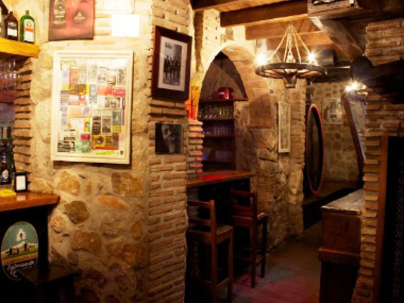 Edificio con proyecto de Apart Hotel. En el corazón del acogedor pueblo de Monda. Tiene 3 apartamentos dobles, y otros 4 individuales. Todos con cocina equipada, baño y televisión. Reformado en 2005. Tiene una bodega con Licencia de Bar Restaurante, con u