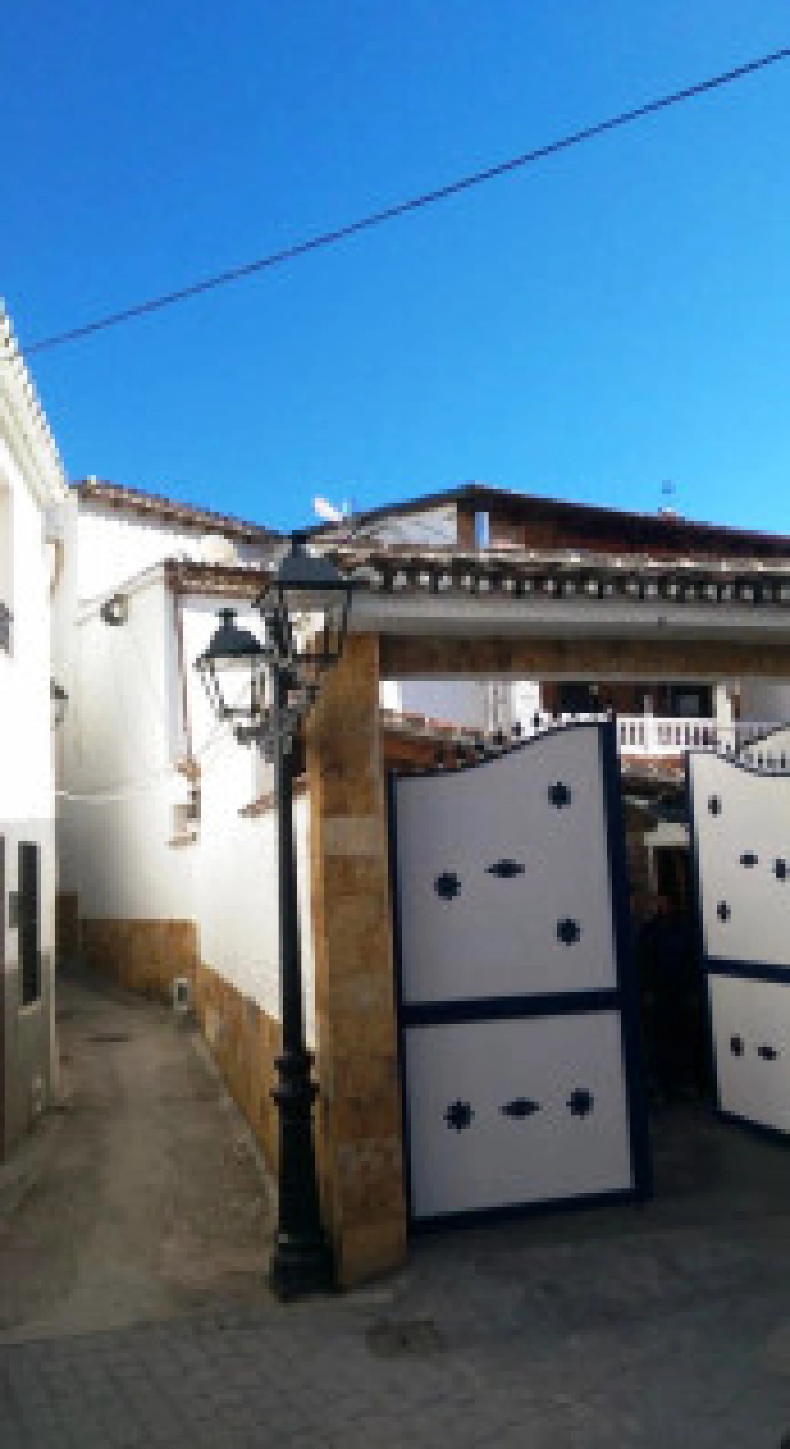 Edificio con proyecto de Apart Hotel. En el corazón del acogedor pueblo de Monda. Tiene 3 apartamentos dobles, y otros 4 individuales. Todos con cocina equipada, baño y televisión. Reformado en 2005. Tiene una bodega con Licencia de Bar Restaurante, con u