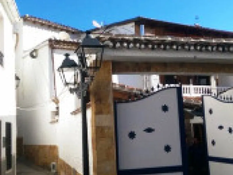 Edificio con proyecto de Apart Hotel. En el corazón del acogedor pueblo de Monda. Tiene 3 apartamentos dobles, y otros 4 individuales. Todos con cocina equipada, baño y televisión. Reformado en 2005. Tiene una bodega con Licencia de Bar Restaurante, con u