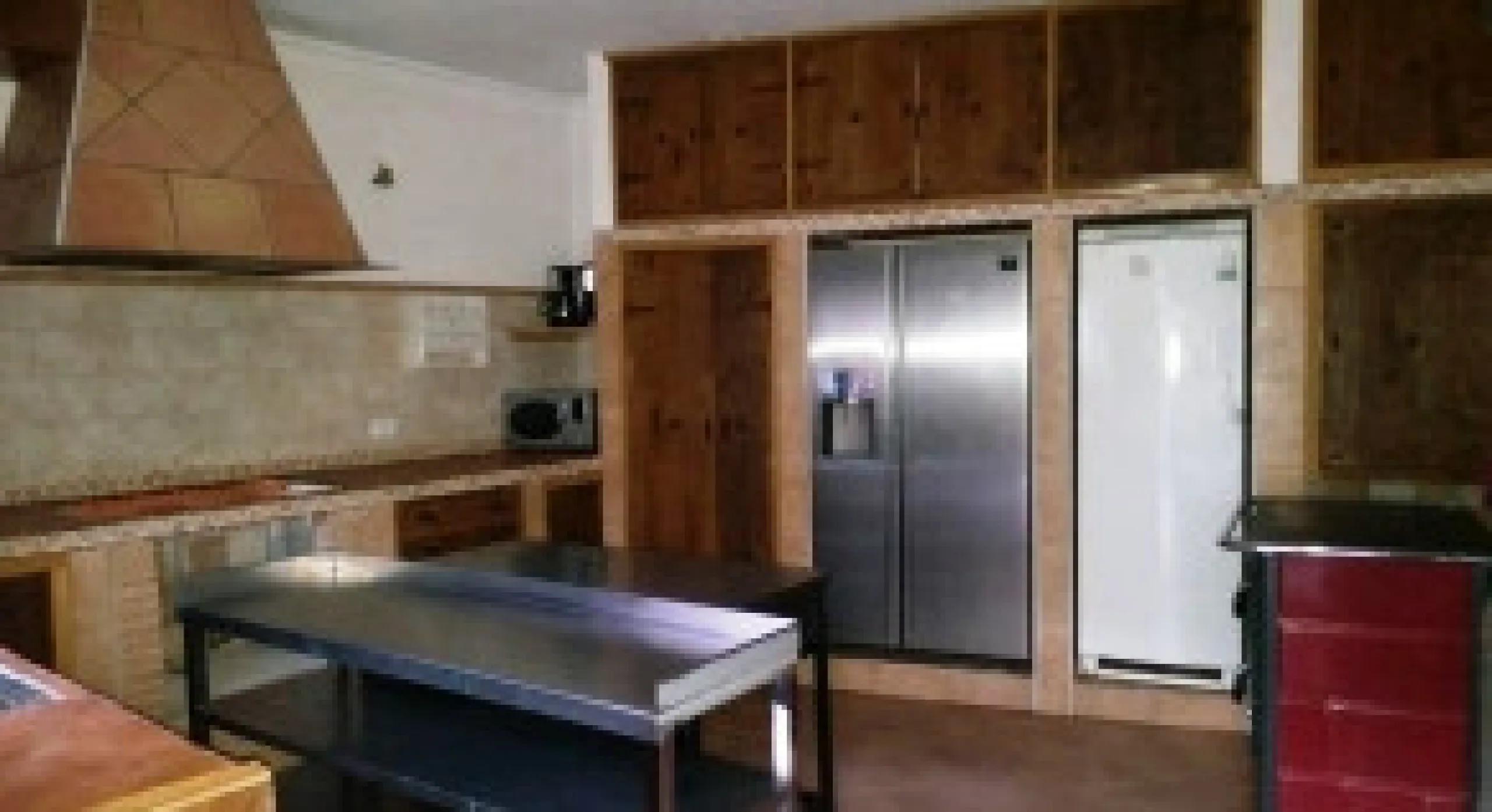 Edificio con proyecto de Apart Hotel. En el corazón del acogedor pueblo de Monda. Tiene 3 apartamentos dobles, y otros 4 individuales. Todos con cocina equipada, baño y televisión. Reformado en 2005. Tiene una bodega con Licencia de Bar Restaurante, con u