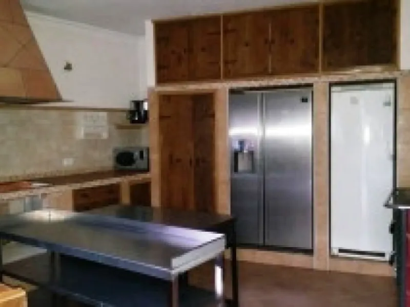 Edificio con proyecto de Apart Hotel. En el corazón del acogedor pueblo de Monda. Tiene 3 apartamentos dobles, y otros 4 individuales. Todos con cocina equipada, baño y televisión. Reformado en 2005. Tiene una bodega con Licencia de Bar Restaurante, con u