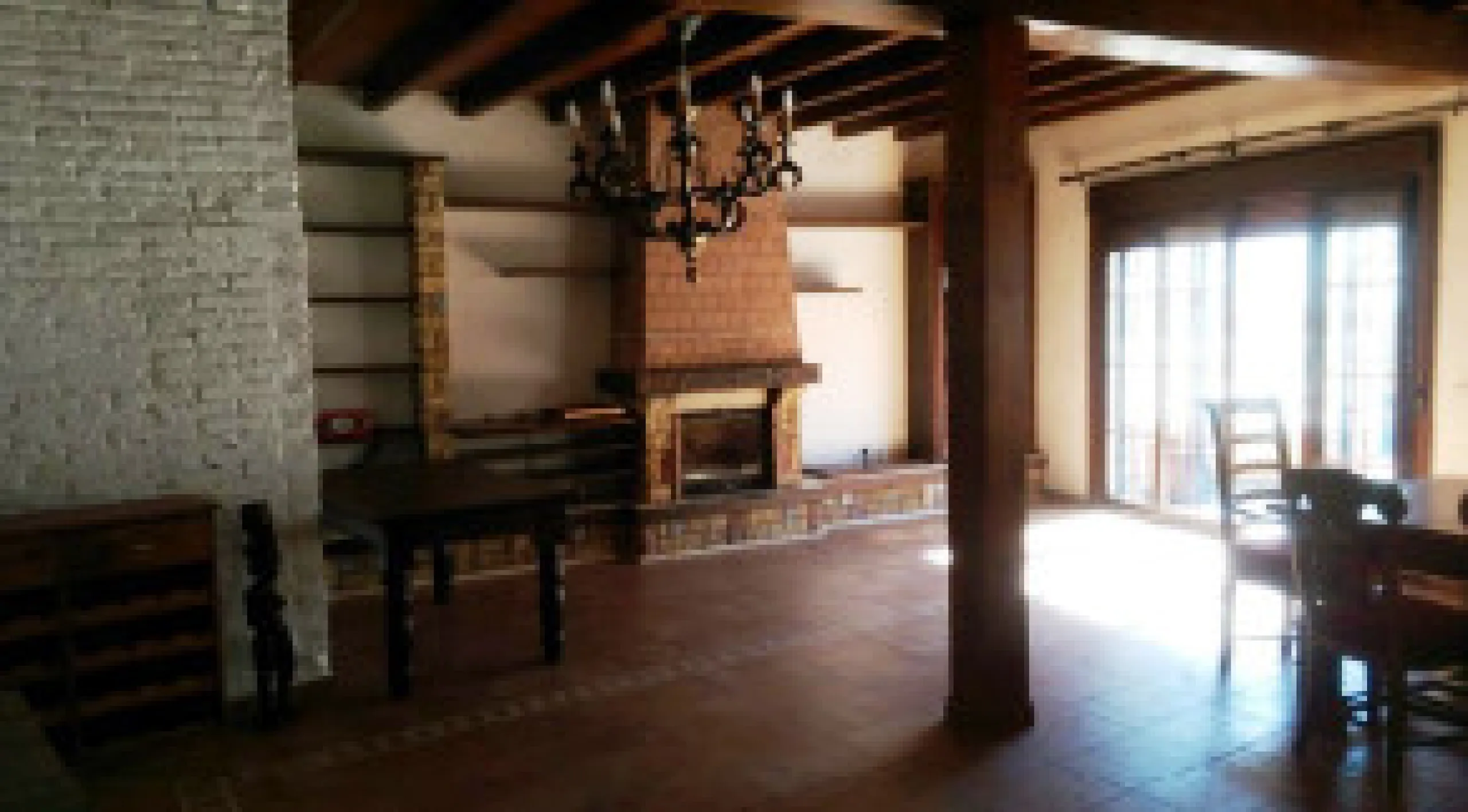Edificio con proyecto de Apart Hotel. En el corazón del acogedor pueblo de Monda. Tiene 3 apartamentos dobles, y otros 4 individuales. Todos con cocina equipada, baño y televisión. Reformado en 2005. Tiene una bodega con Licencia de Bar Restaurante, con u