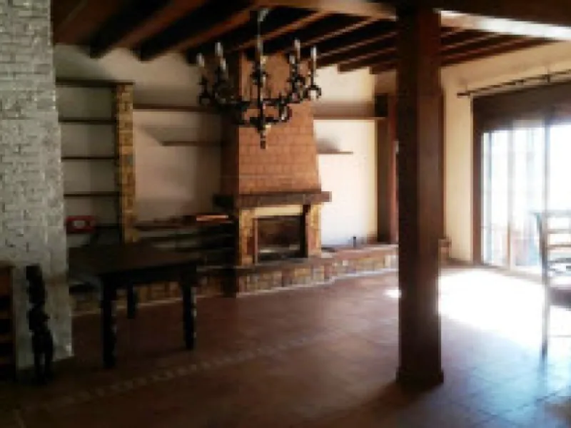 Edificio con proyecto de Apart Hotel. En el corazón del acogedor pueblo de Monda. Tiene 3 apartamentos dobles, y otros 4 individuales. Todos con cocina equipada, baño y televisión. Reformado en 2005. Tiene una bodega con Licencia de Bar Restaurante, con u
