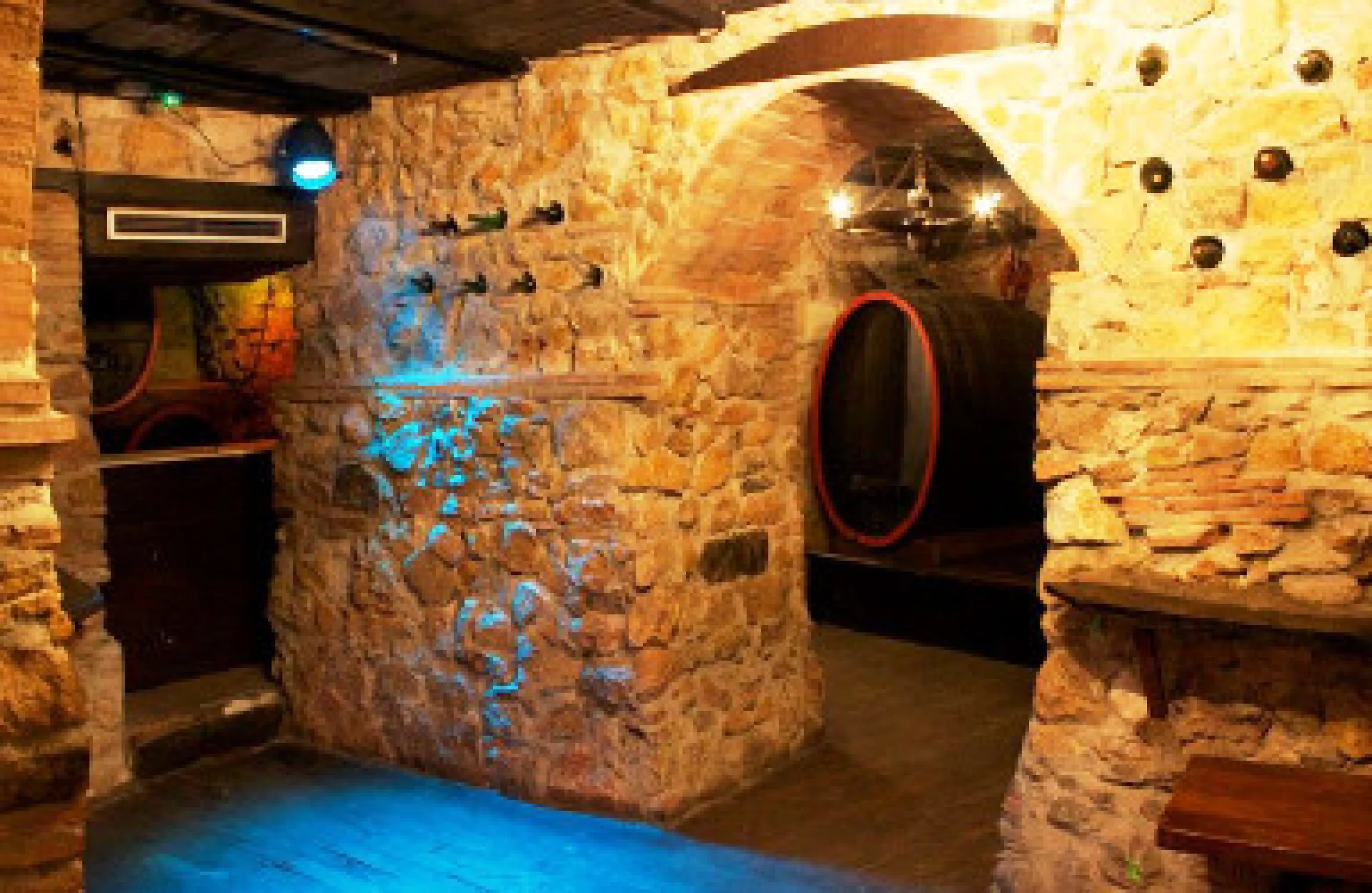 Edificio con proyecto de Apart Hotel. En el corazón del acogedor pueblo de Monda. Tiene 3 apartamentos dobles, y otros 4 individuales. Todos con cocina equipada, baño y televisión. Reformado en 2005. Tiene una bodega con Licencia de Bar Restaurante, con u
