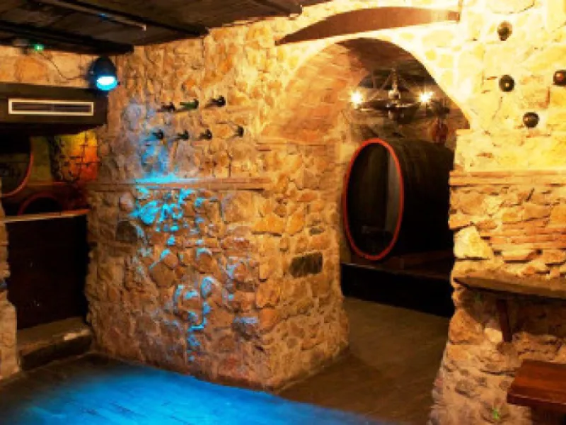 Edificio con proyecto de Apart Hotel. En el corazón del acogedor pueblo de Monda. Tiene 3 apartamentos dobles, y otros 4 individuales. Todos con cocina equipada, baño y televisión. Reformado en 2005. Tiene una bodega con Licencia de Bar Restaurante, con u