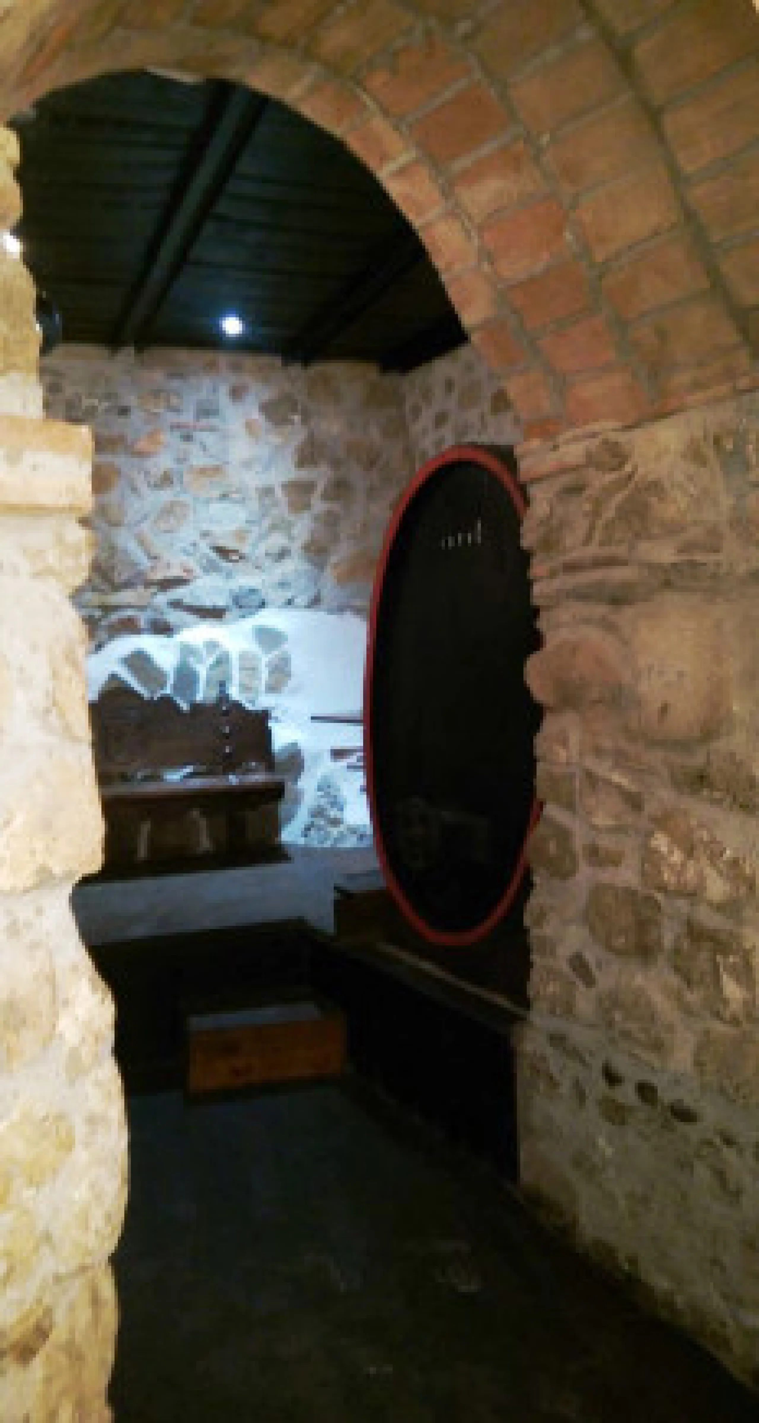 Edificio con proyecto de Apart Hotel. En el corazón del acogedor pueblo de Monda. Tiene 3 apartamentos dobles, y otros 4 individuales. Todos con cocina equipada, baño y televisión. Reformado en 2005. Tiene una bodega con Licencia de Bar Restaurante, con u