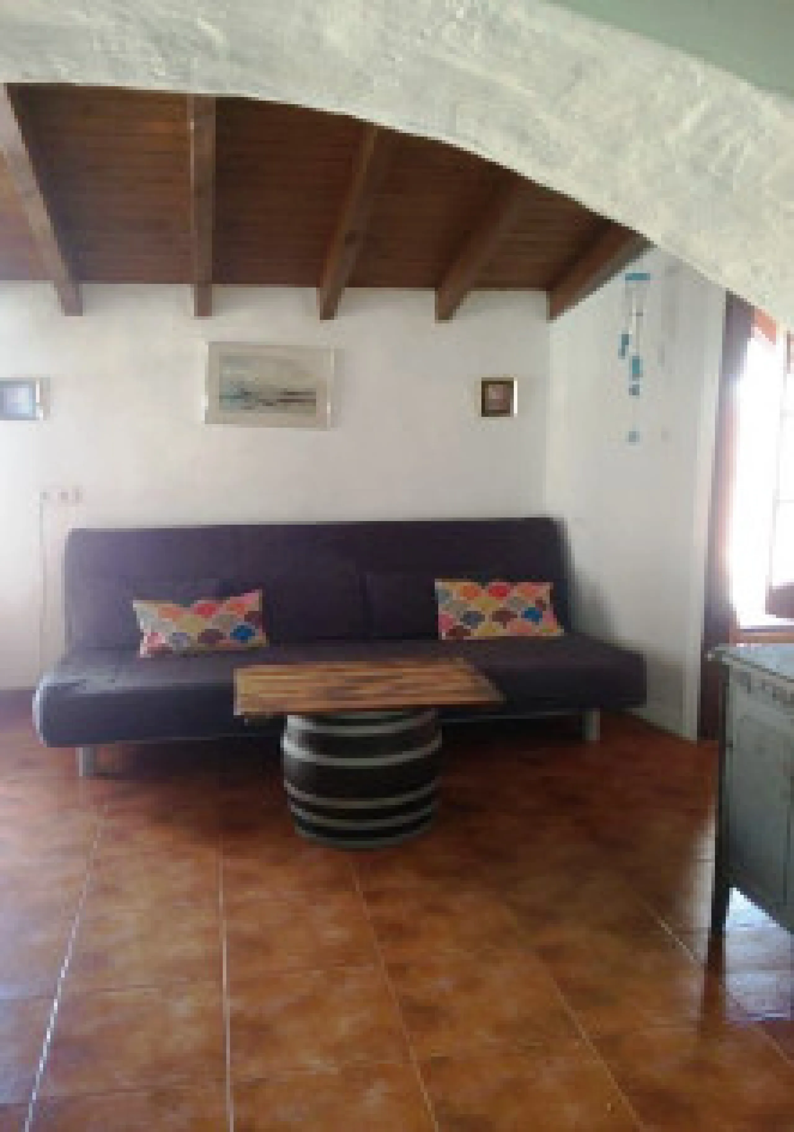 Edificio con proyecto de Apart Hotel. En el corazón del acogedor pueblo de Monda. Tiene 3 apartamentos dobles, y otros 4 individuales. Todos con cocina equipada, baño y televisión. Reformado en 2005. Tiene una bodega con Licencia de Bar Restaurante, con u