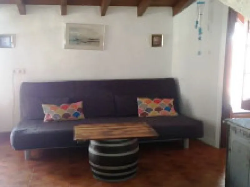 Edificio con proyecto de Apart Hotel. En el corazón del acogedor pueblo de Monda. Tiene 3 apartamentos dobles, y otros 4 individuales. Todos con cocina equipada, baño y televisión. Reformado en 2005. Tiene una bodega con Licencia de Bar Restaurante, con u