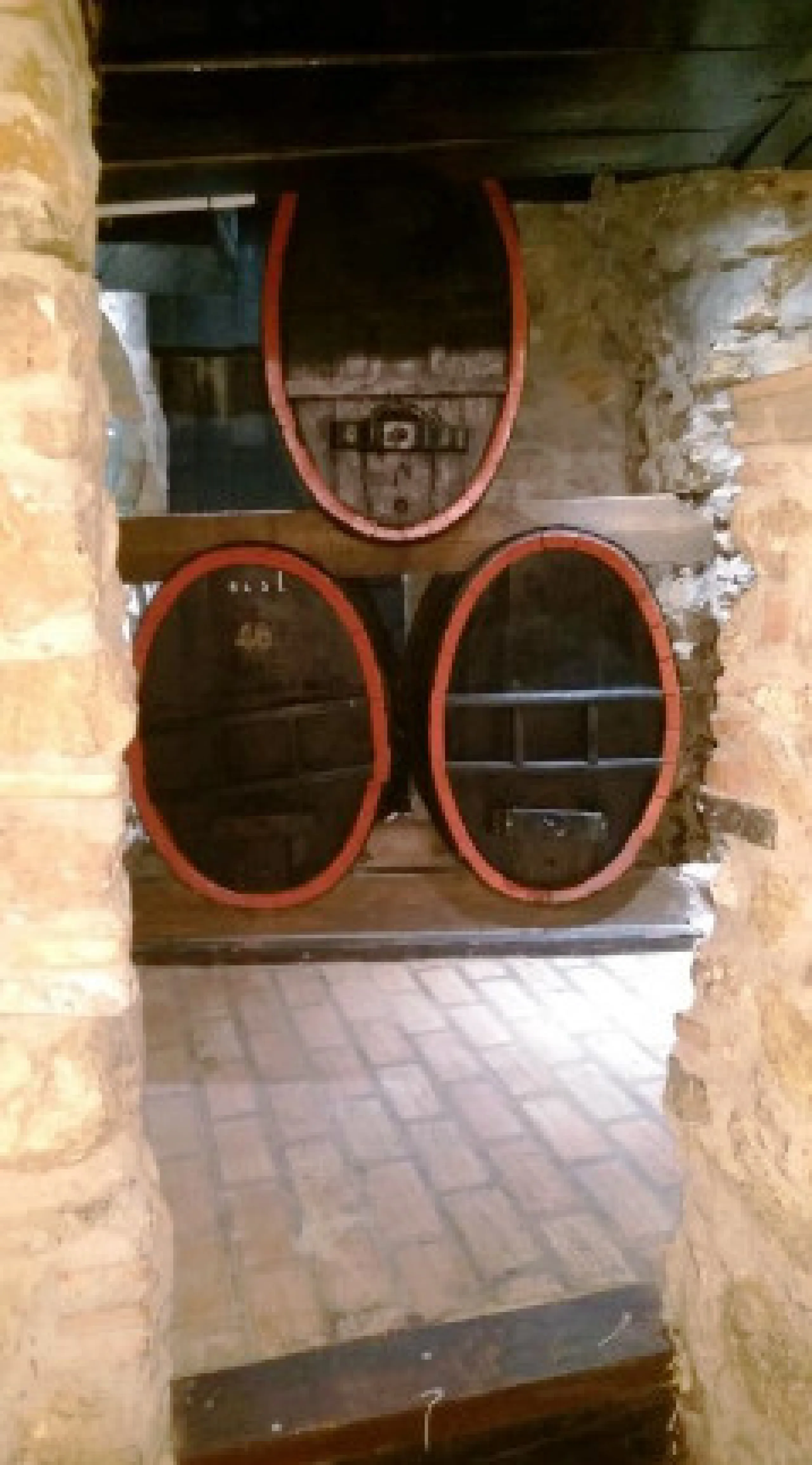 Edificio con proyecto de Apart Hotel. En el corazón del acogedor pueblo de Monda. Tiene 3 apartamentos dobles, y otros 4 individuales. Todos con cocina equipada, baño y televisión. Reformado en 2005. Tiene una bodega con Licencia de Bar Restaurante, con u