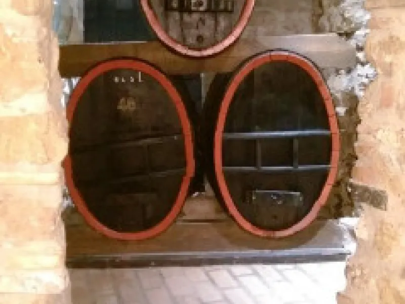 Edificio con proyecto de Apart Hotel. En el corazón del acogedor pueblo de Monda. Tiene 3 apartamentos dobles, y otros 4 individuales. Todos con cocina equipada, baño y televisión. Reformado en 2005. Tiene una bodega con Licencia de Bar Restaurante, con u