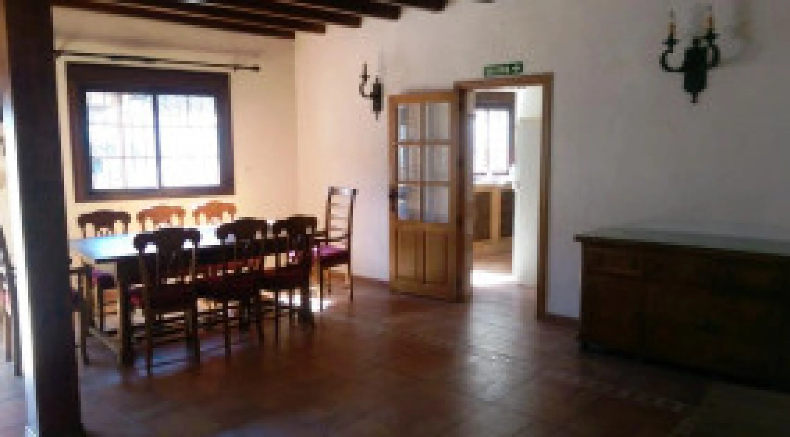 Edificio con proyecto de Apart Hotel. En el corazón del acogedor pueblo de Monda. Tiene 3 apartamentos dobles, y otros 4 individuales. Todos con cocina equipada, baño y televisión. Reformado en 2005. Tiene una bodega con Licencia de Bar Restaurante, con u