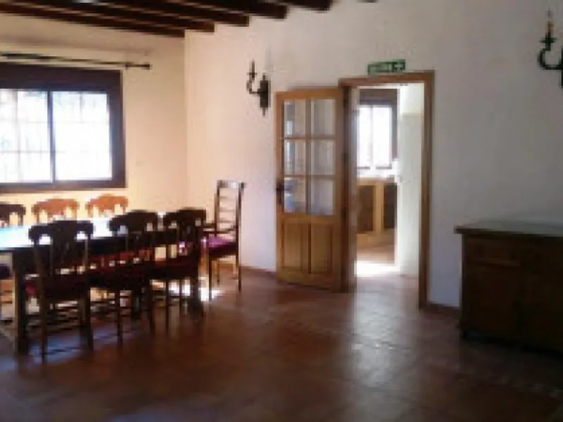 Edificio con proyecto de Apart Hotel. En el corazón del acogedor pueblo de Monda. Tiene 3 apartamentos dobles, y otros 4 individuales. Todos con cocina equipada, baño y televisión. Reformado en 2005. Tiene una bodega con Licencia de Bar Restaurante, con u