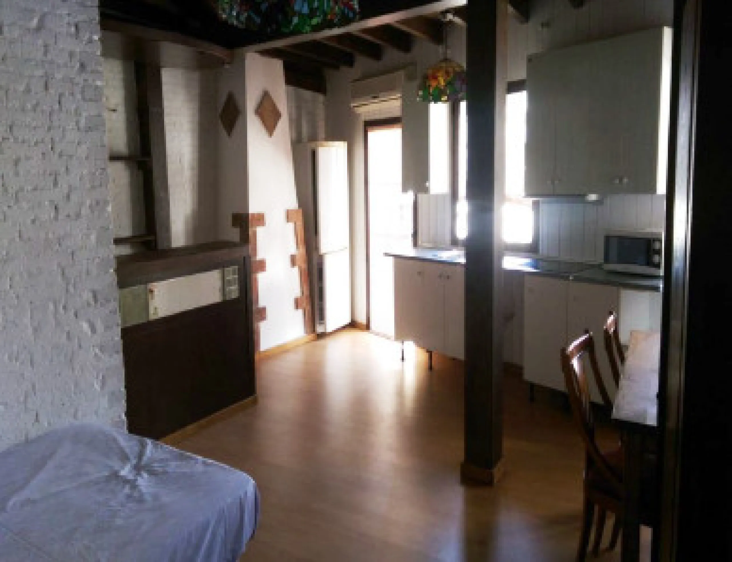 Edificio con proyecto de Apart Hotel. En el corazón del acogedor pueblo de Monda. Tiene 3 apartamentos dobles, y otros 4 individuales. Todos con cocina equipada, baño y televisión. Reformado en 2005. Tiene una bodega con Licencia de Bar Restaurante, con u