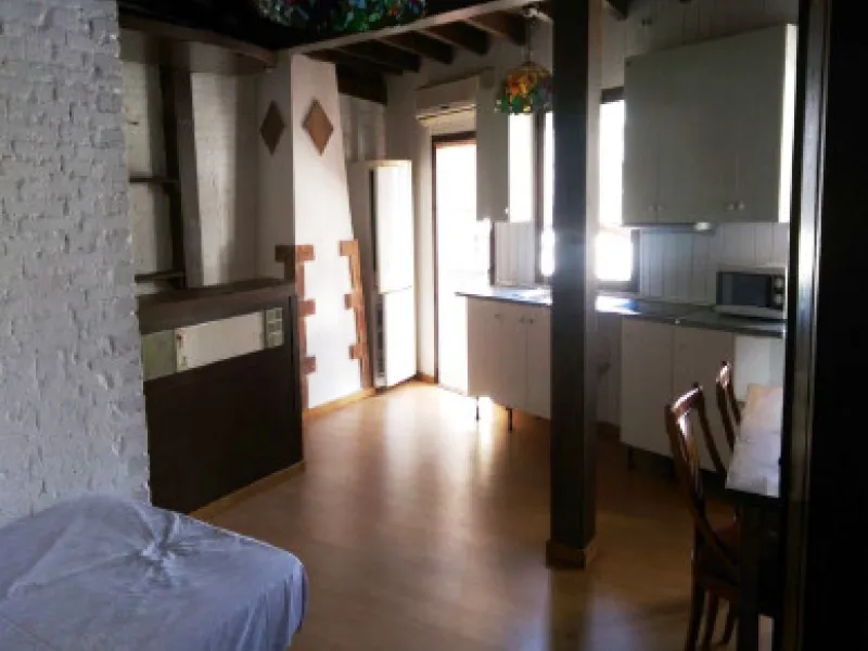 Edificio con proyecto de Apart Hotel. En el corazón del acogedor pueblo de Monda. Tiene 3 apartamentos dobles, y otros 4 individuales. Todos con cocina equipada, baño y televisión. Reformado en 2005. Tiene una bodega con Licencia de Bar Restaurante, con u