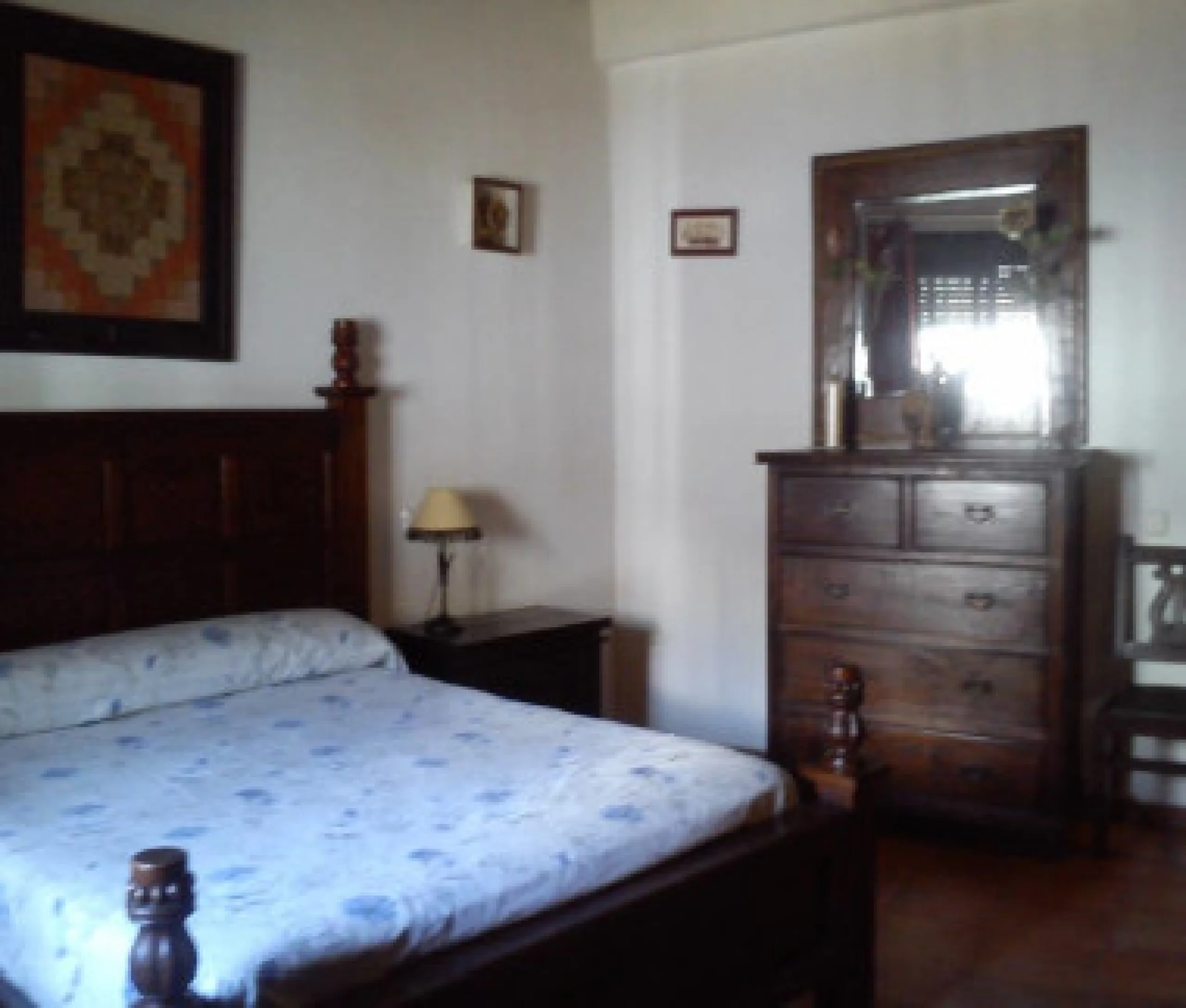 Edificio con proyecto de Apart Hotel. En el corazón del acogedor pueblo de Monda. Tiene 3 apartamentos dobles, y otros 4 individuales. Todos con cocina equipada, baño y televisión. Reformado en 2005. Tiene una bodega con Licencia de Bar Restaurante, con u
