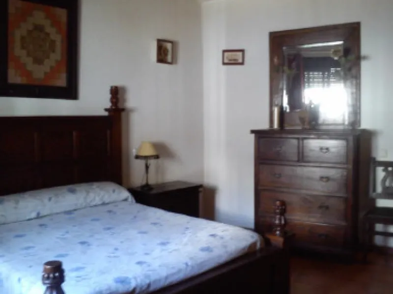 Edificio con proyecto de Apart Hotel. En el corazón del acogedor pueblo de Monda. Tiene 3 apartamentos dobles, y otros 4 individuales. Todos con cocina equipada, baño y televisión. Reformado en 2005. Tiene una bodega con Licencia de Bar Restaurante, con u