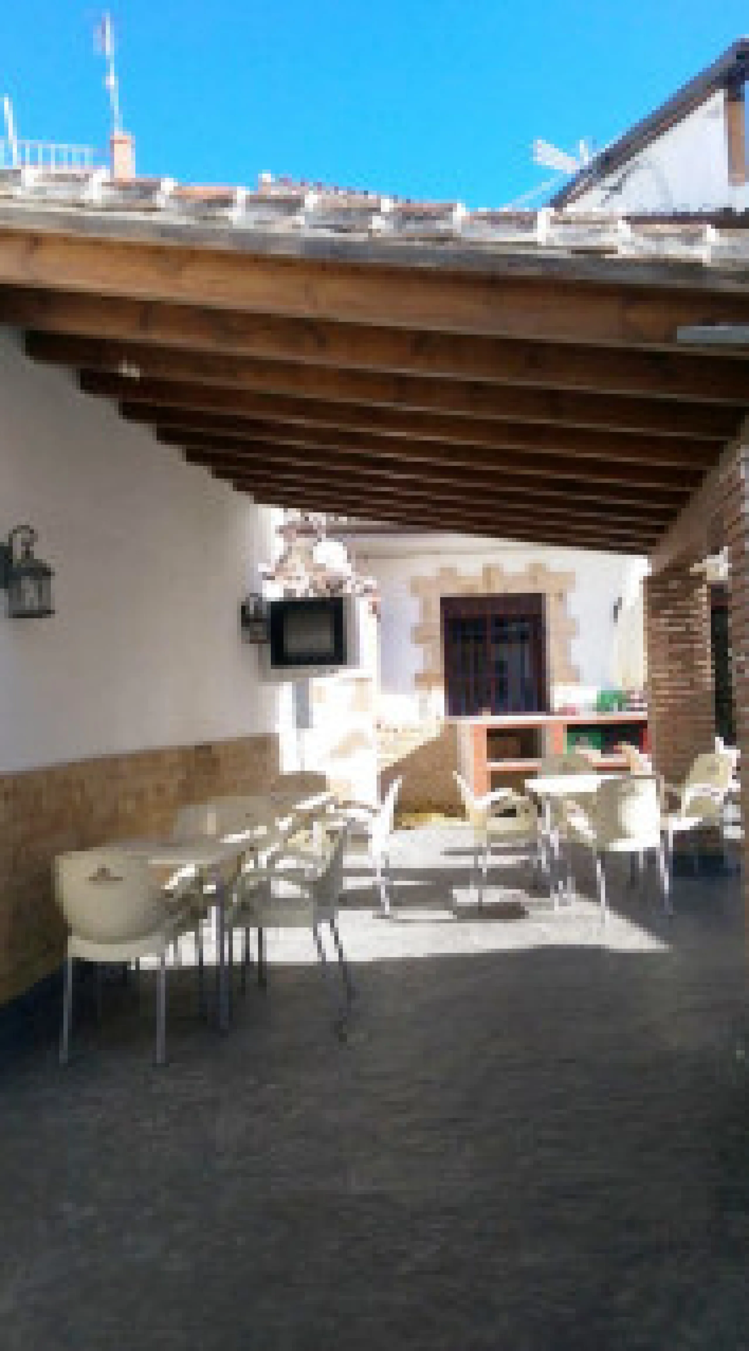 Edificio con proyecto de Apart Hotel. En el corazón del acogedor pueblo de Monda. Tiene 3 apartamentos dobles, y otros 4 individuales. Todos con cocina equipada, baño y televisión. Reformado en 2005. Tiene una bodega con Licencia de Bar Restaurante, con u