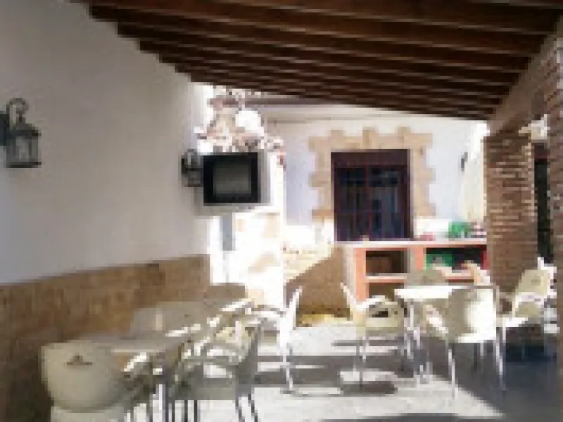 Edificio con proyecto de Apart Hotel. En el corazón del acogedor pueblo de Monda. Tiene 3 apartamentos dobles, y otros 4 individuales. Todos con cocina equipada, baño y televisión. Reformado en 2005. Tiene una bodega con Licencia de Bar Restaurante, con u