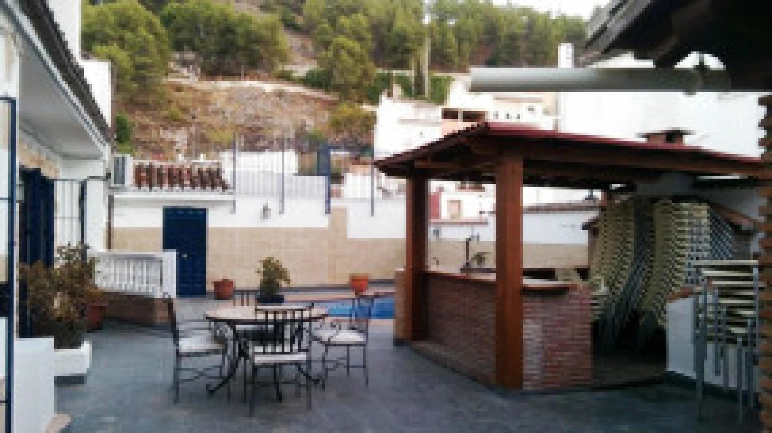 Edificio con proyecto de Apart Hotel. En el corazón del acogedor pueblo de Monda. Tiene 3 apartamentos dobles, y otros 4 individuales. Todos con cocina equipada, baño y televisión. Reformado en 2005. Tiene una bodega con Licencia de Bar Restaurante, con u