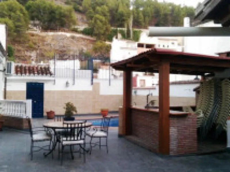 Edificio con proyecto de Apart Hotel. En el corazón del acogedor pueblo de Monda. Tiene 3 apartamentos dobles, y otros 4 individuales. Todos con cocina equipada, baño y televisión. Reformado en 2005. Tiene una bodega con Licencia de Bar Restaurante, con u