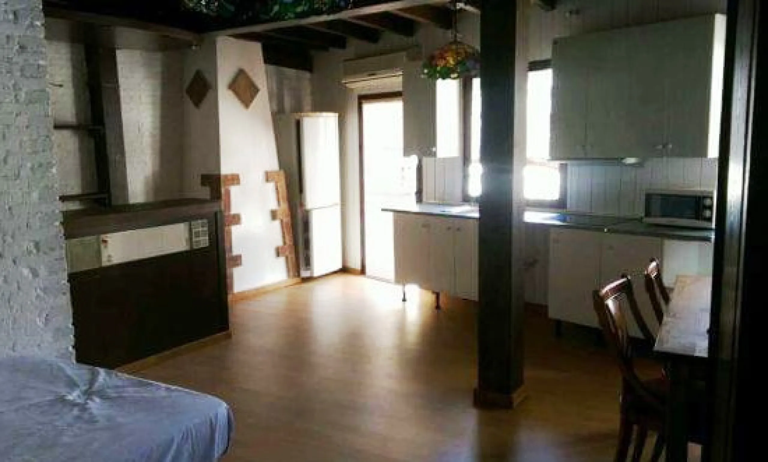 Edificio con proyecto de Apart Hotel. En el corazón del acogedor pueblo de Monda. Tiene 3 apartamentos dobles, y otros 4 individuales. Todos con cocina equipada, baño y televisión. Reformado en 2005. Tiene una bodega con Licencia de Bar Restaurante, con u