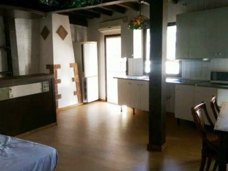 Edificio con proyecto de Apart Hotel. En el corazón del acogedor pueblo de Monda. Tiene 3 apartamentos dobles, y otros 4 individuales. Todos con cocina equipada, baño y televisión. Reformado en 2005. Tiene una bodega con Licencia de Bar Restaurante, con u