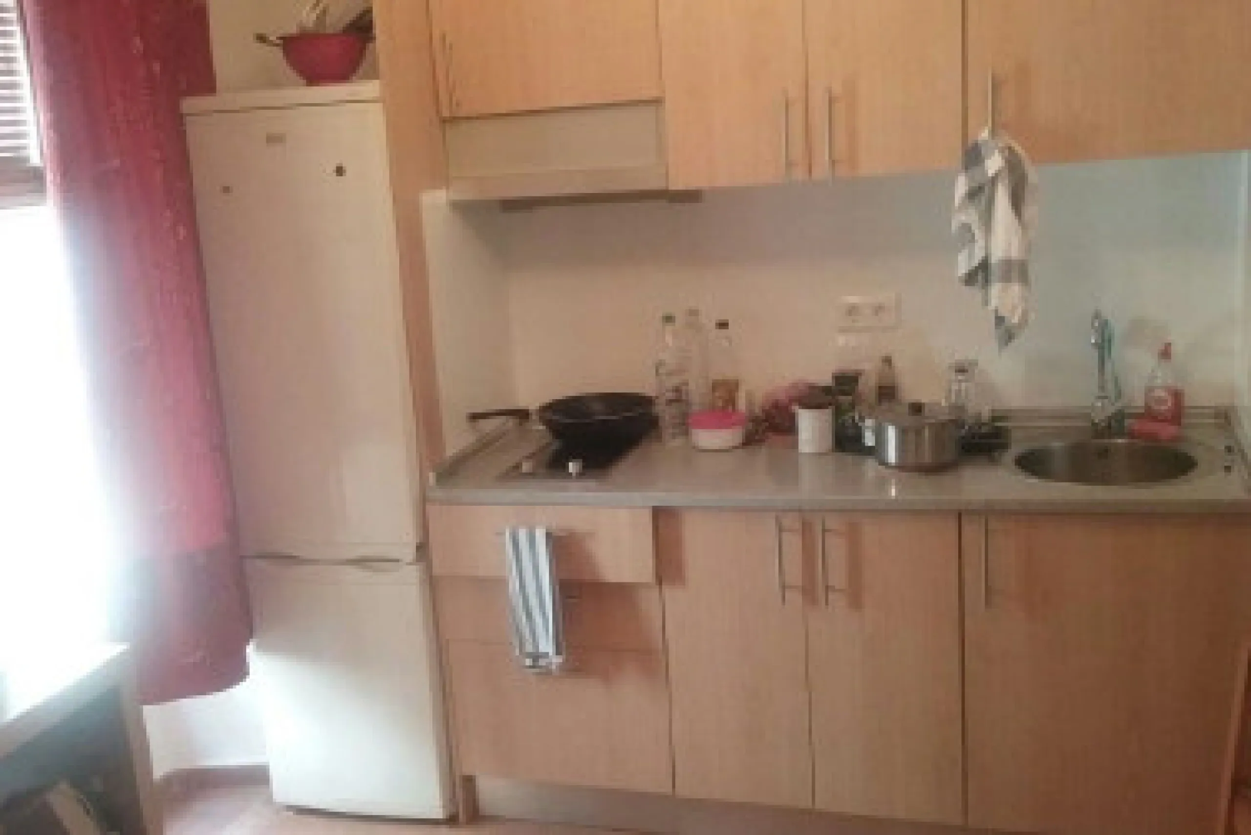 Edificio con proyecto de Apart Hotel. En el corazón del acogedor pueblo de Monda. Tiene 3 apartamentos dobles, y otros 4 individuales. Todos con cocina equipada, baño y televisión. Reformado en 2005. Tiene una bodega con Licencia de Bar Restaurante, con u
