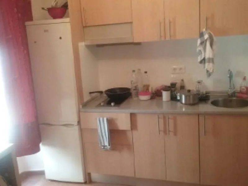 Edificio con proyecto de Apart Hotel. En el corazón del acogedor pueblo de Monda. Tiene 3 apartamentos dobles, y otros 4 individuales. Todos con cocina equipada, baño y televisión. Reformado en 2005. Tiene una bodega con Licencia de Bar Restaurante, con u