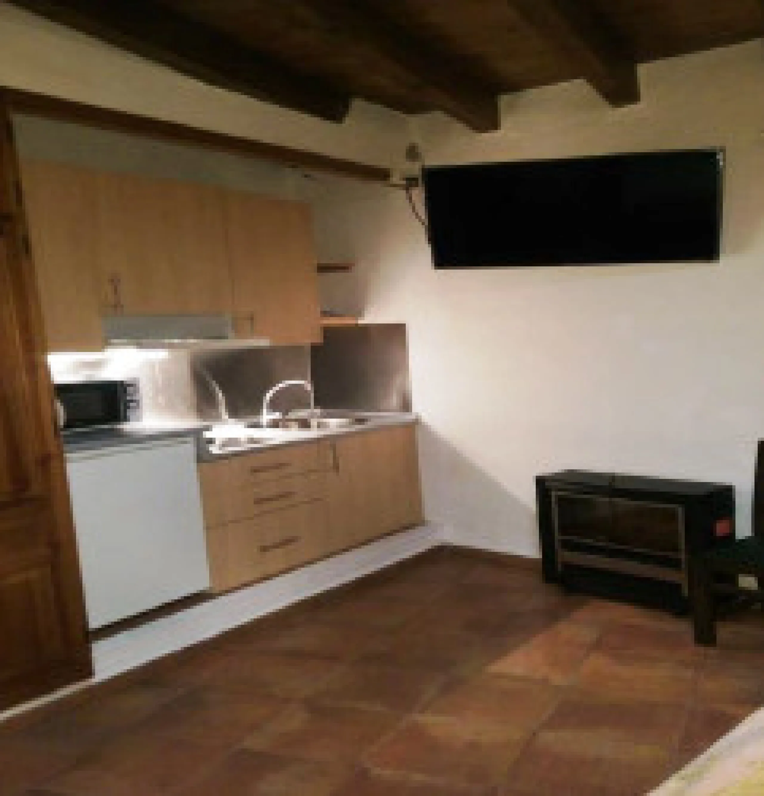Edificio con proyecto de Apart Hotel. En el corazón del acogedor pueblo de Monda. Tiene 3 apartamentos dobles, y otros 4 individuales. Todos con cocina equipada, baño y televisión. Reformado en 2005. Tiene una bodega con Licencia de Bar Restaurante, con u