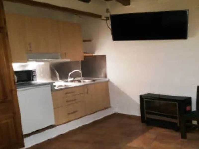 Edificio con proyecto de Apart Hotel. En el corazón del acogedor pueblo de Monda. Tiene 3 apartamentos dobles, y otros 4 individuales. Todos con cocina equipada, baño y televisión. Reformado en 2005. Tiene una bodega con Licencia de Bar Restaurante, con u