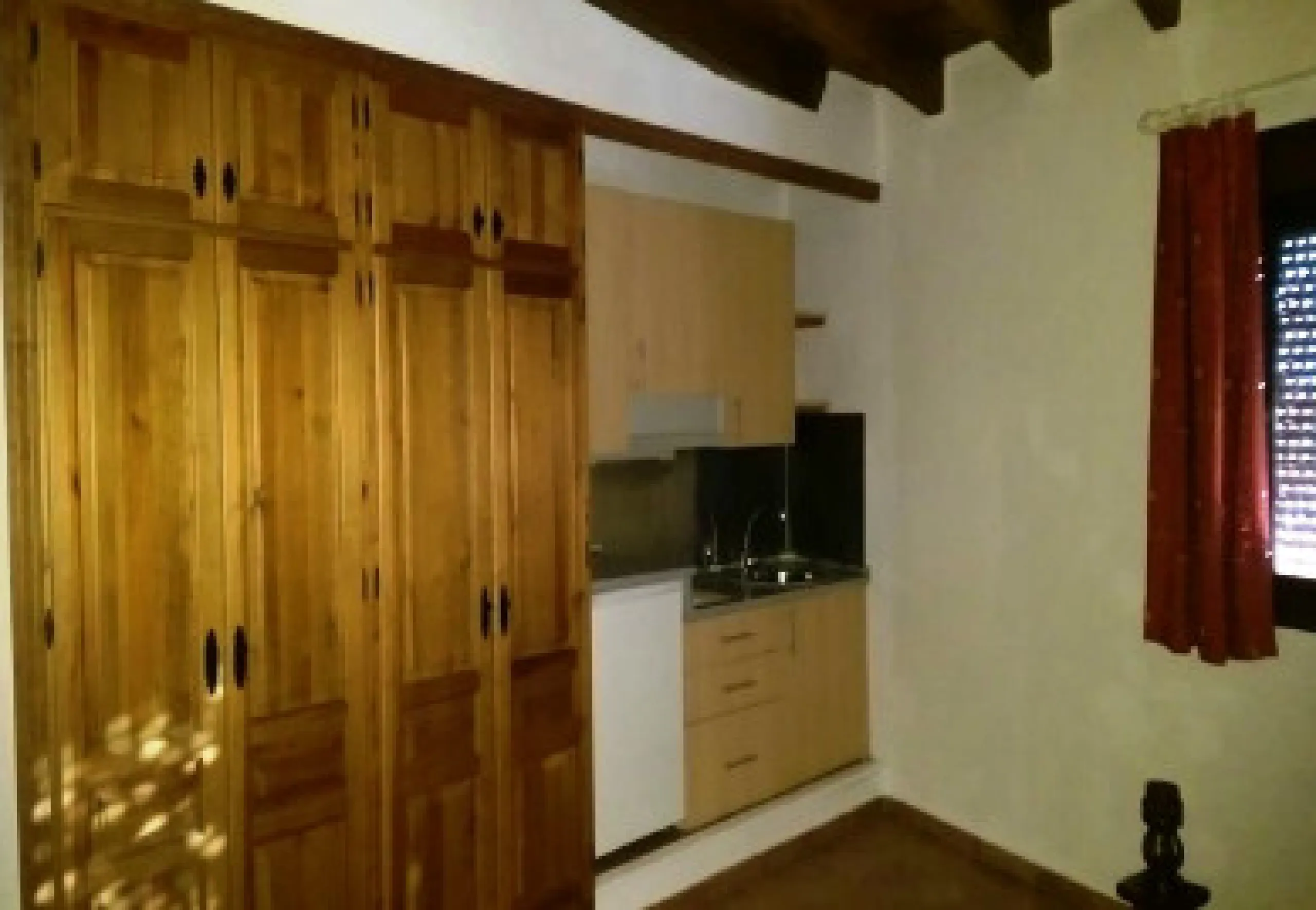 Edificio con proyecto de Apart Hotel. En el corazón del acogedor pueblo de Monda. Tiene 3 apartamentos dobles, y otros 4 individuales. Todos con cocina equipada, baño y televisión. Reformado en 2005. Tiene una bodega con Licencia de Bar Restaurante, con u
