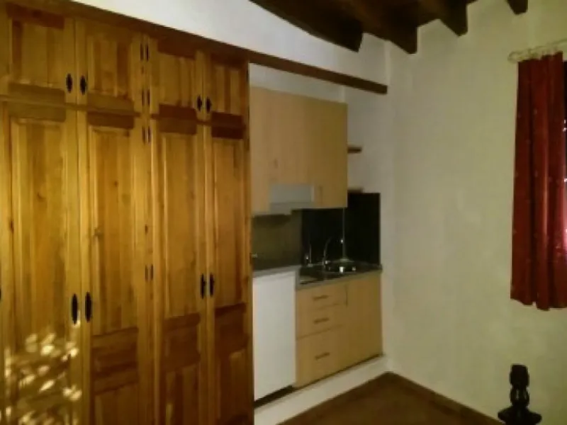 Edificio con proyecto de Apart Hotel. En el corazón del acogedor pueblo de Monda. Tiene 3 apartamentos dobles, y otros 4 individuales. Todos con cocina equipada, baño y televisión. Reformado en 2005. Tiene una bodega con Licencia de Bar Restaurante, con u