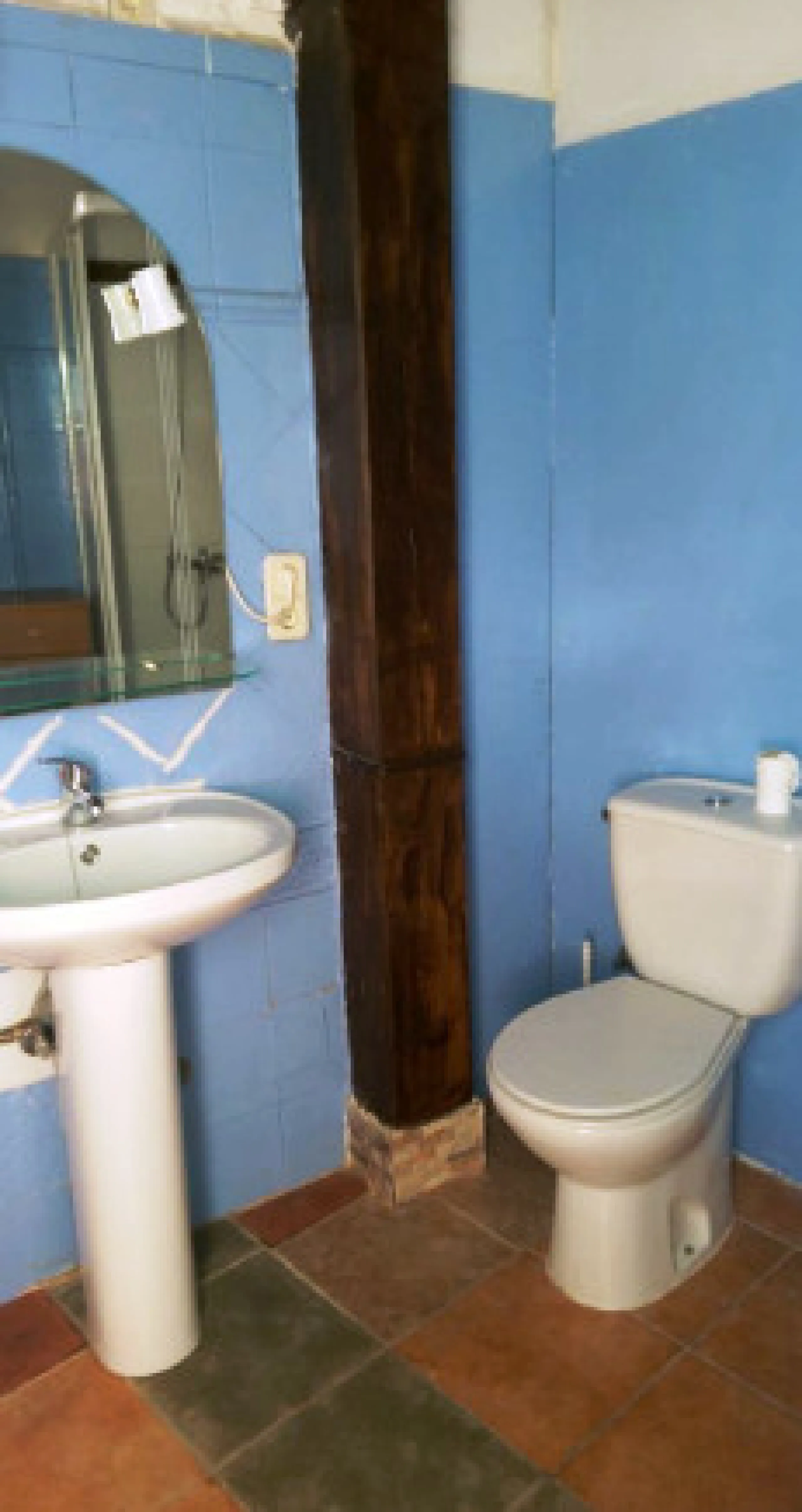Edificio con proyecto de Apart Hotel. En el corazón del acogedor pueblo de Monda. Tiene 3 apartamentos dobles, y otros 4 individuales. Todos con cocina equipada, baño y televisión. Reformado en 2005. Tiene una bodega con Licencia de Bar Restaurante, con u
